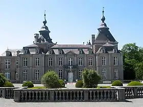 Château des Comtes de Marchin, rue du Parc, n°4 et ses dépendances: bâtiments bordant la cour d'honneur : portail d'entrée, château, écuries, dépendances (M) et ensemble formé par ledit château, ses dépendances et le parc (S)