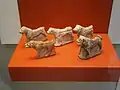 Statuettes protectrices en terre cuite représentant des chiens. British Museum.