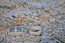 Photographie d'une maquette de ville antique avec plusieurs monuments, dont un amphithéâtre.