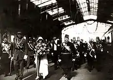 le roi et la reine des Belges accompagnés du roi d'Égypte marchent à la tête d'une délégation