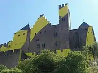 Vue décentrée de l’intervention de Felice Varini sur la Cité de Carcassonne