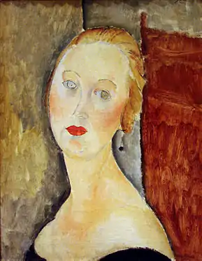 Portrait en buste de trois-quarts face, visage de face, d'une femme cheveux tirés et épaules tombantes décolletées