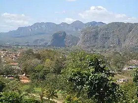 Mogote Dos Hermanas devant la sierra de los Órganos depuis Viñales.