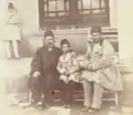 Assis à partir de la gauche; Mohammad Khan, Ghassem Khan et Ali Khan Vali à Khoy en 1889