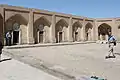 Un des trois côtés à un seul niveau dans l'avant-cour de la médersa Mohammed Rahim Khan à Khiva.