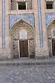 Une cellule de l'avant-cour sur la façade à deux niveaux de la médersa Mohammed Rahim Khan à Khiva.