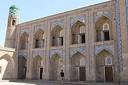 Portes des cellules des étudiants de la médersa Mohammed Rahim Khan de Khiva.