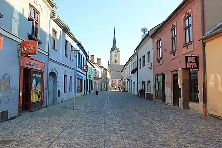 Rue Olomoucká et église Saint-Thomas de Cantorbéry.