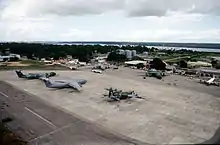 Avions de l’opération Support Hope garés sur la zone militaire de l'aéroport de Mombasa