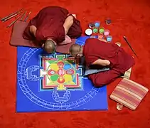 Moines tibétains faisant un mandala de sable