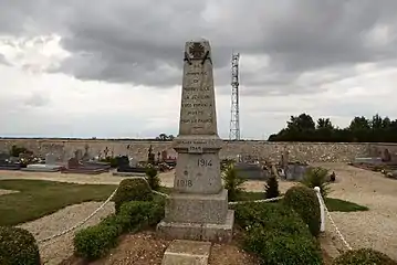 Le monument aux morts dans le cimetière.