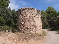 Ruine d’un ancien moulin sur le chemin d'accès à la chapelle.