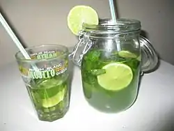 Mojito de la cuisine cubaine (avec feuilles de menthe, étendu au soda)