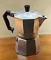 Une cafetière de type italienne ou moka