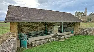 La fontaine-lavoir-abreuvoir.