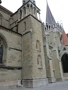 Murs de la cathédrale de Lausanne construits en molasse ; usée au premier plan, rénovée au second plan. Notez l'assise en calcaire de teinte plus claire à la base.