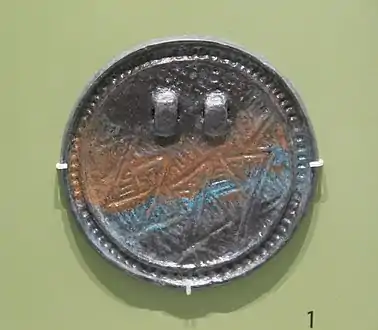 Miroir en bronze moulé de style steppique à dessin grossier. Période Gojoseon, Ve – IVe siècle av. J.-C.. Musée national de Corée