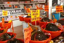 Un stand au marché de Oaxaca proposant de nombreux moles différents