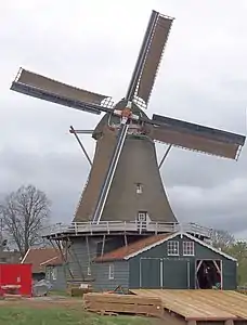 Octogone en bois sur carré inférieur. Bolwerksmolen