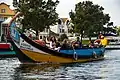 Moliceiro transportant des touristes dans les canaux de la ville d'Aveiro