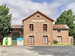 La gare de Molliens-Vidame est restée dans son état d'origine. Elle conserve son château-d'eau, sans doute le seul préservé du réseau.