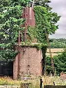 Le château d'eau de la gare de Molliens-Vidame en 2020.