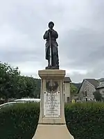 Poilu au repos (monument aux morts)