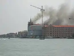 Le bâtiment lors de l'incendie d'avril 2003