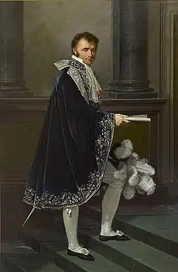 Portrait en pied d'un ministre de profil, la tête tournée vers le spectateur, tenant d'une main un chapeau orné de plumes blanches et d'une autre des papiers. Il est vêtu d'un grand manteau bleu, d'un jabot en dentelle et de bas en soie blanche.