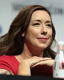 Molly Parker interprète Maureen Robinson.