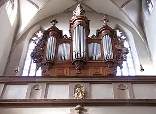 Photographie d'un orgue vu en contre-plongée.