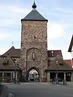 Photographie d'une tour dont le rez-de-chaussée est percé d'une porte ogivale.