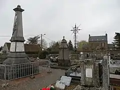 Monument aux morts, au cimetière.