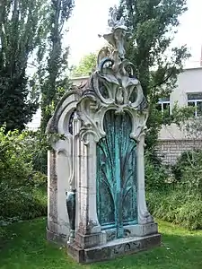 Tombeau-lys (1901), jardin du musée de l'École de Nancy.