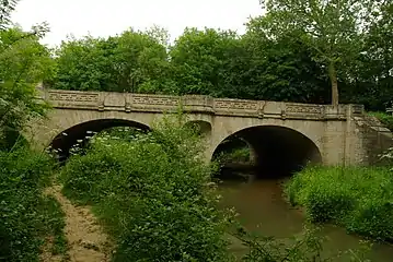 Le pont de pierre sur la N6,enjambant le ru de Baulche