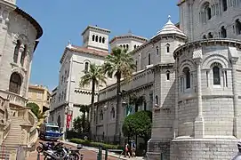 Façade est et abside en arrière plan avec une partie de la façade du palais de justice (à gauche).