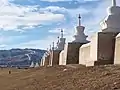 Les 108 stupas entourant le monastère d'Erdene Zuu.