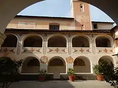 Le cloître avec quatre cadrans solaires.