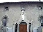 L'entrée du monastère avec au-dessus une statue de sainte Claire d'Assise