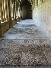 Allée du cloître, avec ses pavages décoratifs.