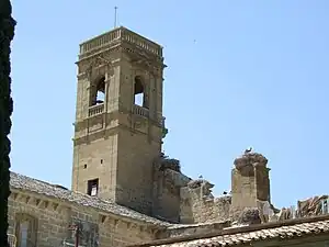 Clocher et toit de l'église.