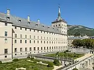 Façade est et jardins du monastère.