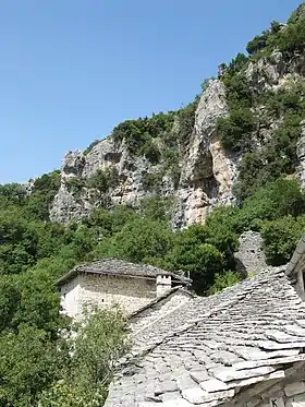 Toits du monastère dans les gorges de Vikos