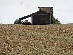 Ancien moulin à vent privé.