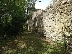 Monbert est un castelnau circulaire et clos par des murs.