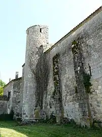 Tourelle d'escalier accolée côté nord et contreforts de la nef