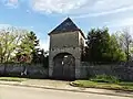 Porche de ferme, ancien poste de commandement des Allemands.