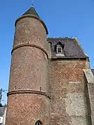 L'église fortifiée (vue Sud du clocher).