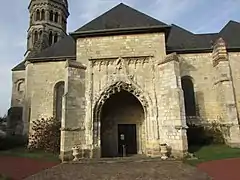 Le portail ouest de l'église.