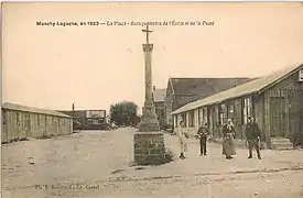 La Place : baraquements de l'école et de la Poste.